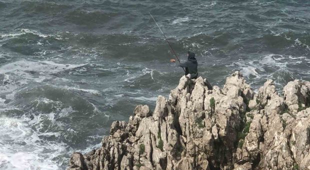 Tehlikeli kayalıklarda balık tutmak için canını hiçe saydı