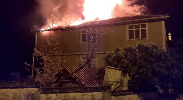 Alaplı’da 2 binanın çatı katı alev alev yandı